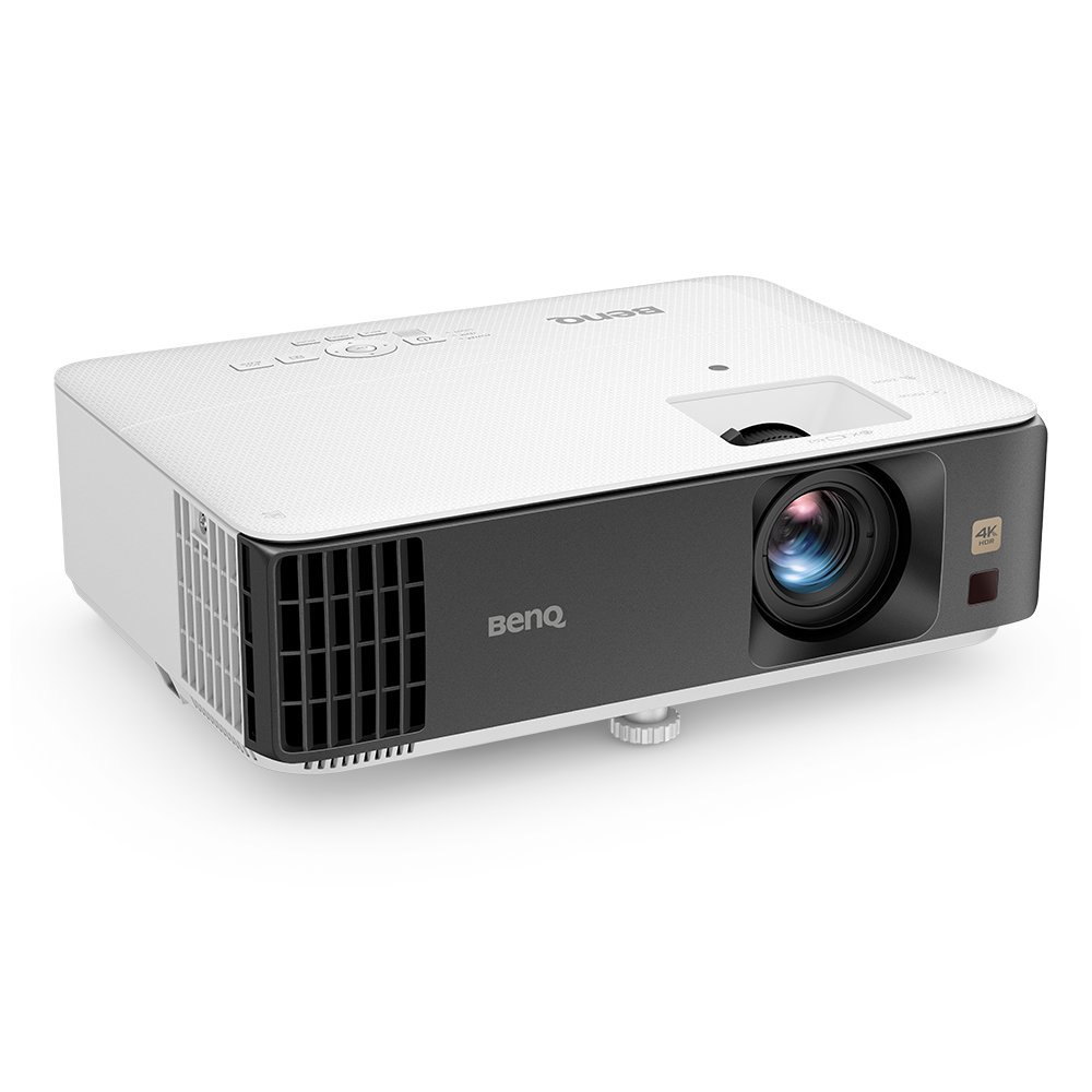 Projetor BenQ TK700 branco e cinza, visto em ângulo, com lente frontal e controles superiores